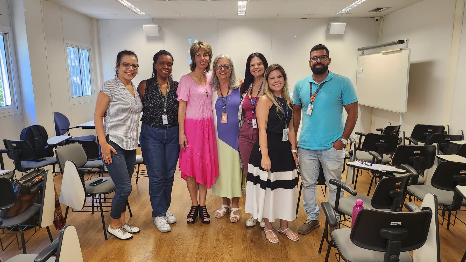 Turma do curso internacional sobre o desenvolvimento pré-clínico de produtos biológicos por meio da biotecnologia e engenharia genética ao lado da pesquisadora cubana Dasha Fuentes Morales (CENPALAB) e da vice-diretora de Ensino, Pesquisa e Inovação (VDEPI/ICTB), Wanise Barroso.