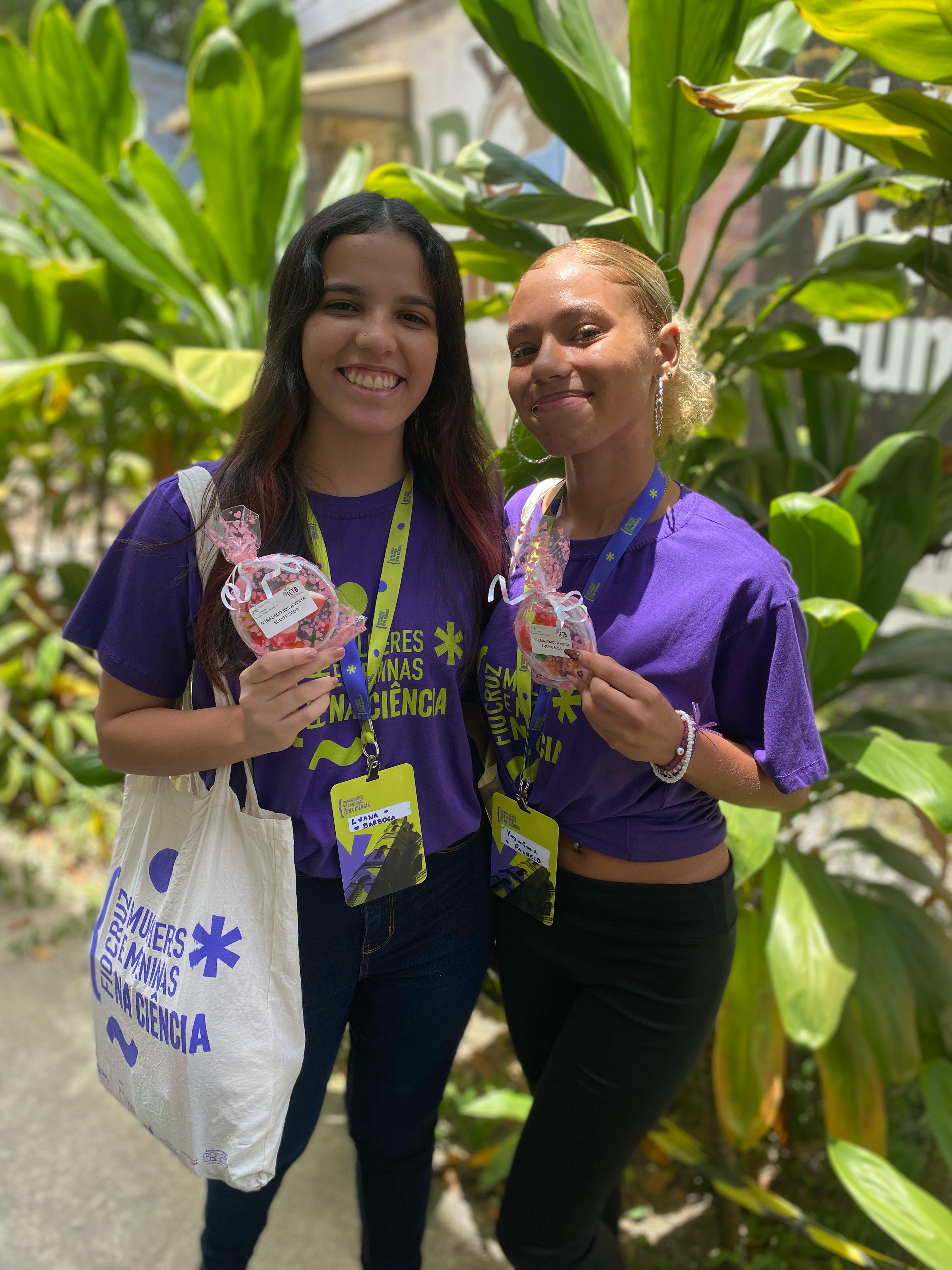 asmin Pacheco (16) e Luana Barbosa (16), ambas estudantes da Faetec, unidade de Marechal Hermes