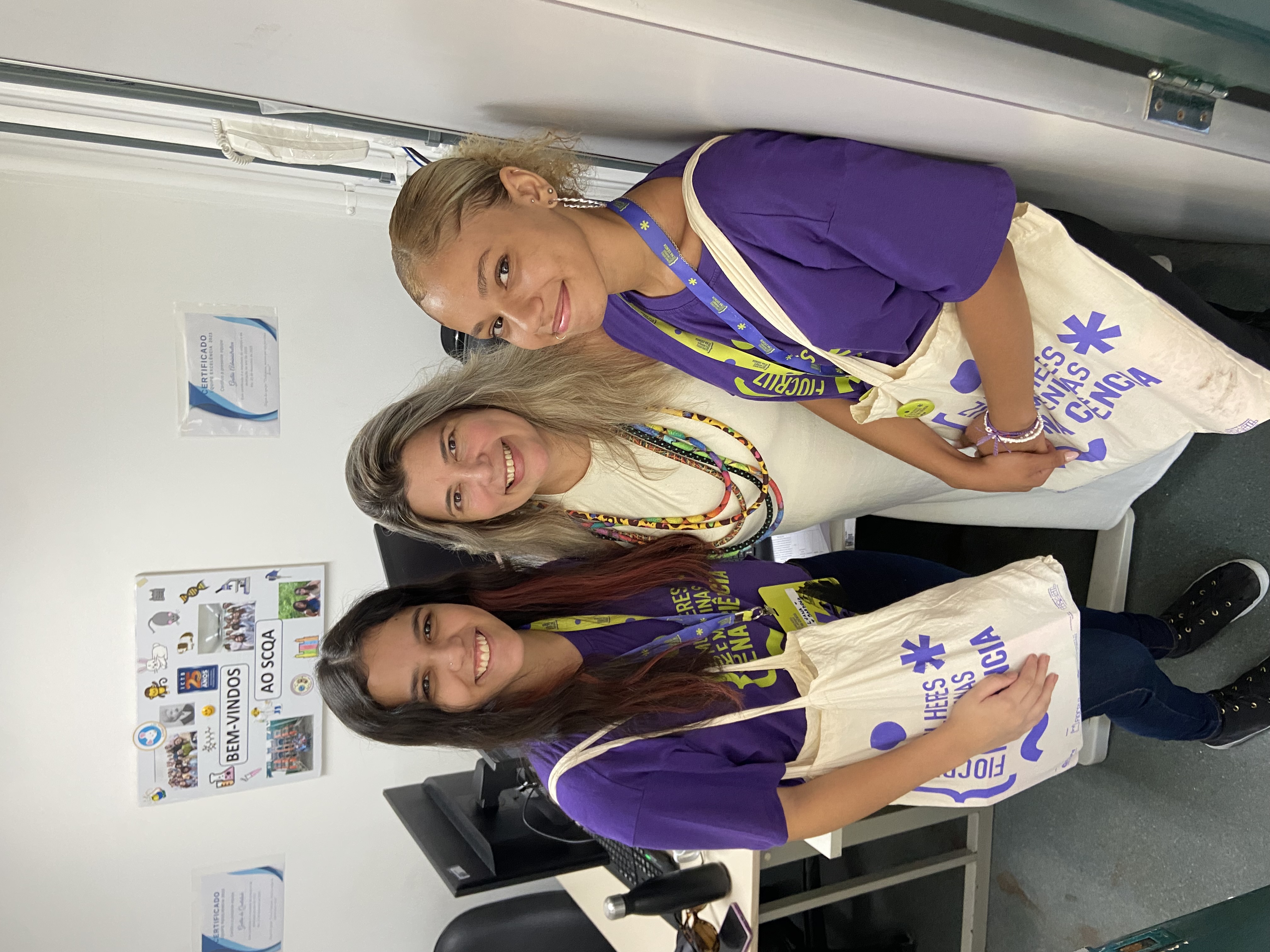 asmin Pacheco (16) e Luana Barbosa (16), ambas estudantes da Faetec, unidade de Marechal Hermes, ao lado da cgefe do SCQA