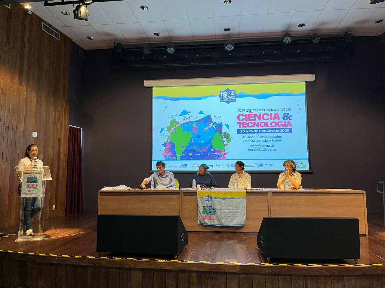 Carla Campos, diretora-adjunta do ICTB, media mesa no sábado, 25/10