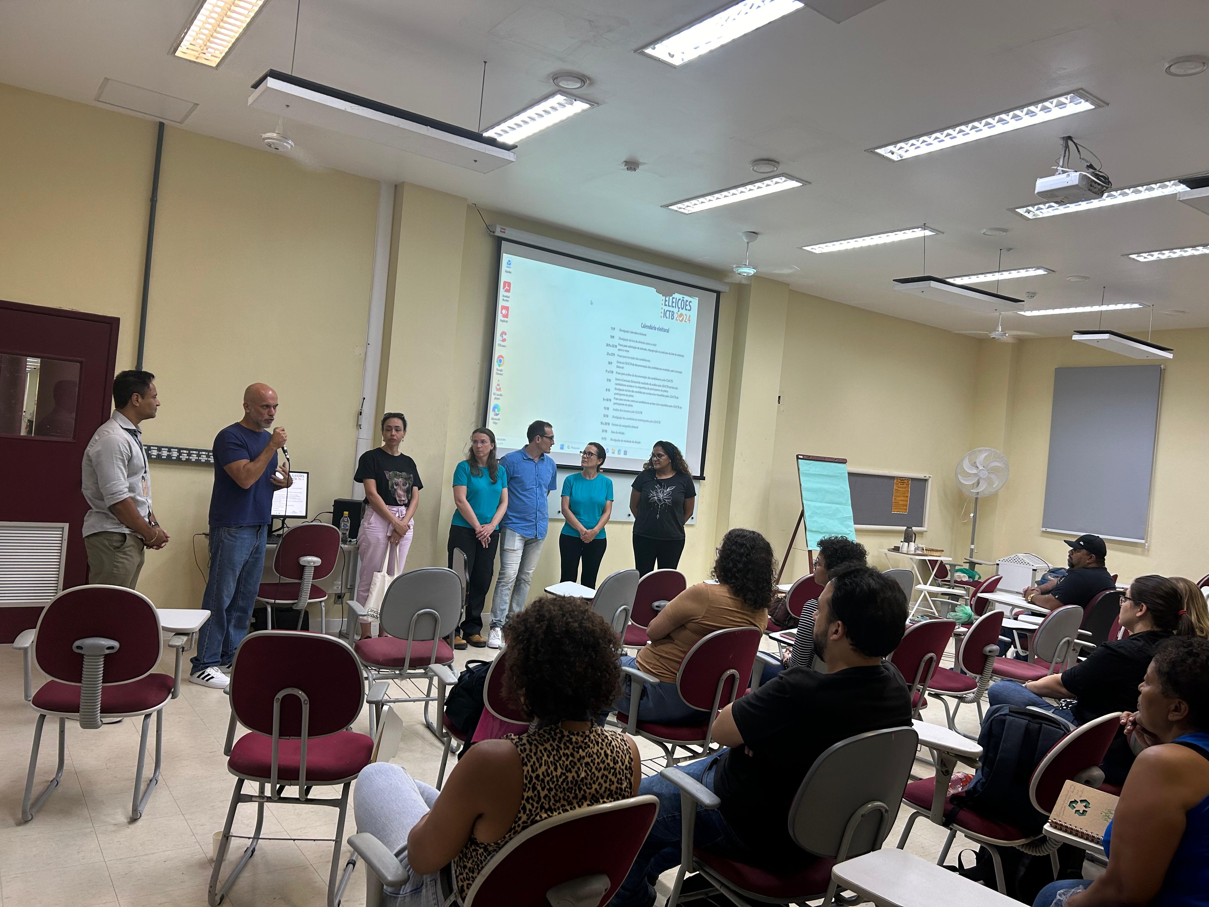 Equipe em capacitação na área de manejo e bem-estar animal 