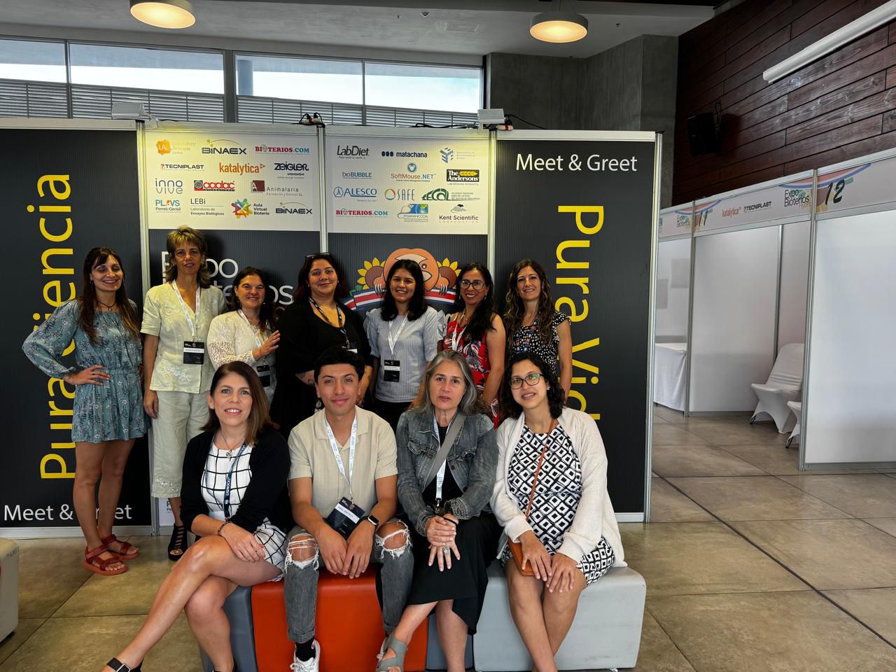 Profissionais de biotérios de diversos países posam em frente ao painel do ExpoBioterios Hybrid 2024