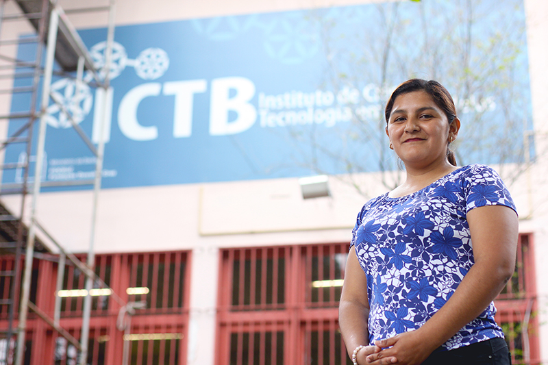 Durante três semanas, a peruana Evelyn Narrea, do Centro Nacional de Produtos Biológicos, acompanhou de perto as atividades do SCQA, além de participar de curso da unidade. (Foto: Gian Cornachini)