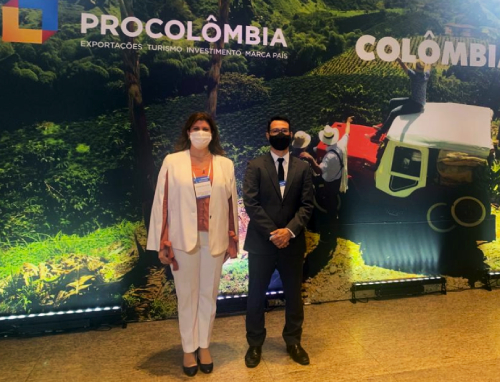 Presidente da Anbiotec, Vanessa Silva, ao lado do vice vice-diretor de ensino, pesquisa e inovação do ICTB, Carlos Eduardo Rocha