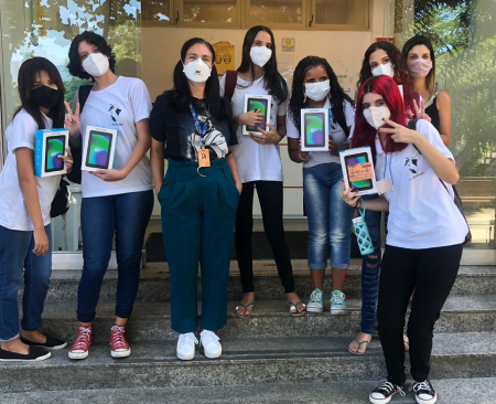 Estudantes de Manguinhos vencedoras do HackGirls posam ao lado da pesquisadora Klena Sarges, integrante do laboratório de inovação do ICTB e uma das organizadoras da maratona