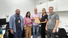 Comissão eleitoral entrega resultado da votação ao diretor reeleito