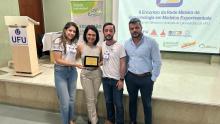 Alessandra Ramos é homenageada durante II Encontro da Rede Mineira de Biotecnologia em Modelos Experimentais. (Foto: Milton Santos)